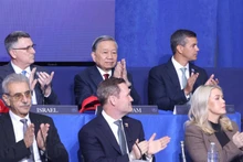 또 럼 베트남 공산당 서기장이 가자 평화 위원회 창립 회의에 참석하고 있다. (사진: VNA)