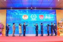 교사들이 학생들에게 디지털 학교 관리 시스템 사용법을 안내하고 있다. (사진: NDO)