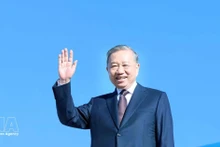 또럼 베트남 공산당 서기장이 미국에서 열린 가자 평화위원회 창립 회의를 마치고 방미 일정을 마무리하며 손을 흔들고 있다. (사진: VNA)