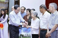 쩐탄먼 국회의장이 껀터시 취약계층 주민들에게 설 선물을 전달하고 있다. (사진: VNA)