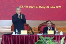 또럼 베트남 공산당 서기장이 중앙정책전략 위원회와의 업무 회의를 주재하고 있다.