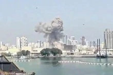 지난 2월 28일 바레인에 위치한 해군 지원 기지에서 연기가 치솟고 있는 모습. 중동 국가인 바레인에는 약 100명의 베트남 노동자가 근무하고 있다. (사진: AFP).