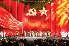 메들리 '당기 – 베트남, 봄이 왔다'가 예술 공연의 막을 열었다.