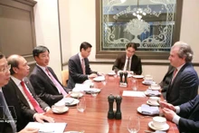 응우옌 주이 응옥(왼쪽에서 세 번째) 정치국 위원 겸 중앙 과학·기술·혁신·디지털전환 지도위원회 부위원장이 로젠 파트너스 대표단과의 업무 회의를 주재하고 있다. (사진: VNA)