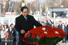 러시아를 방문 중인 팜 민 찐 베트남 총리가 23일 오전 모스크바에 위치한 호찌민 주석 기념비에 헌화, 참배하고 있다. (사진: VNA)