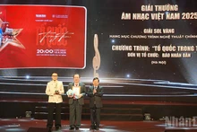 년전신문 대표가 콘서트 프로그램 ‘우리 가슴 속의 조국’으로 2025년 정치 예술 프로그램 부문 골든 솔 어워드를 수상했다. (사진: LINH BAO)