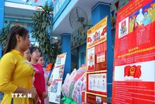 호찌민시 떤선호아 지역 유권자들이 선거 정보를 살펴보고 있다. (사진: VNA)