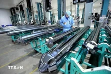 박장성 꽝쩌우 산업단지에 위치한 홍콩 투자 기업인 JA 솔라베트남에서 태양광 패널 생산용 자재를 준비하는 모습•. (사진: VNA)