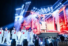 이 행사는 인민일보와 하노이 인민위원회가 공동으로 주최하는 대규모 문화예술 행사입니다.