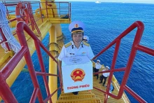 해군 제2해군구 소속 장병들이 선거를 준비하기 위해 투표함을 해상 플랫폼으로 운반하고 있다. (사진: NDO)