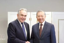 또럼 당 서기장이 20일 오후 워싱턴 D.C.에서 전 미국 국무부 부장관과 만나 악수를 나누고 있다. (사진: VNA)