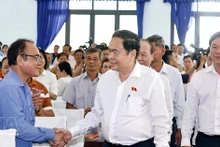 쩐탄먼 국회의장이 호찌민시 유권자들과 만나 악수를 나누고 있다. (사진: VNA)