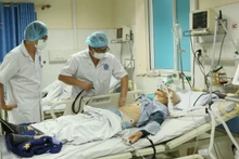 환자들을 진료하고 있는 베트남 국립 해양의학연구소 소속 의사들. (사진: VNA)