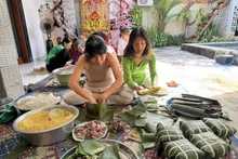 정사각형 쯩떡은 바나나 잎으로 포장된다.