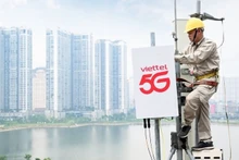 5G 기지국을 설치하는 비엣텔 기술자들. (사진: NDO)