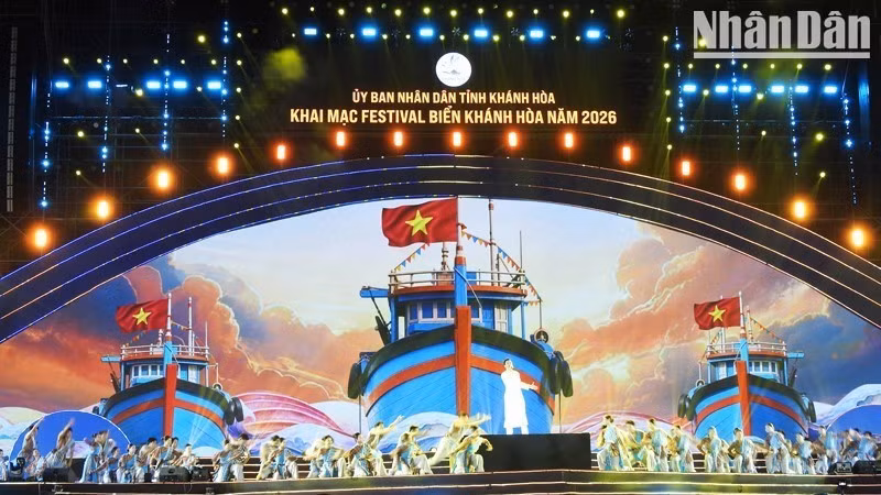 2026년 카인호아 해양 페스티벌 개막식에서의 특별 예술 공연. (사진: NGUYỄN TRUNG)