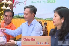 응우옌 민 땀 대사 내외가 행사에서 선물을 전달하고 있다. (사진: 주이 또안)