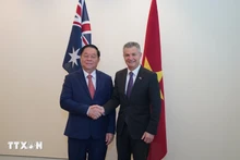 응우옌 쫑 응이아 당 정치국 위원 겸 당 중앙위원회 서기가 매튜 티슬스웨이트 호주 외교통상부 차관보 및 이민 차관보와 회담을 가졌다. (사진: VNA)