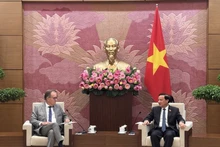 응우옌 카크 딘 국회 부의장(오른쪽)과 알랭 카덱 프랑스 상원 프랑스-베트남 친선의원그룹 위원장. (사진: VNA)