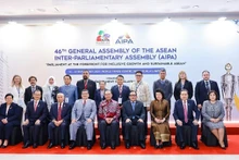 쩐탄만(Trần Thanh Mẫn) 베트남 국회의장(앞줄 오른쪽 두 번째)과 참여국 대표들이 제46차 아세안 의회간 총회(ASEAN Inter‑Parliamentary Assembly) 개막식에 참석하고 있다. (사진: VNA)
