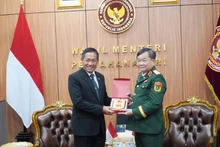 베트남 호앙 쑤언 찌엔 국방차관(오른쪽)과 인도네시아 샤프리 샴수딘 국방장관이 9월 18일 자카르타에서 회담을 갖고 있다. (사진: NDO)
