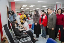 조직위원회 대표들은 헌혈자들에게 격려와 감사의 뜻을 전하고 있다.