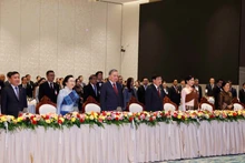 베트남 공산당 중앙위원회 또 럼 서기장 내외와 라오스 인민혁명당(LPRP) 총서기 겸 국가주석 내외가 국기 게양식에 참석하고 있다. (사진: VNA)