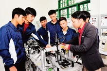 럼동성 달랏대학교에서 실습 수업 중인 학생들. (사진: 뚜에 응히)