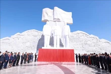 비엔티안에서 열린 라오스-베트남 우정공원 개장식에 참석한 대표단 (사진: VNA)