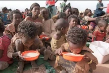 영양실조에 걸린 두 어린이가 에티오피아 동부 케브리베야 난민캠프에서 플라스틱 그릇에 담긴 우유를 마시고 있다. (사진: AFP/VNA)