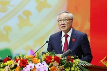 정치국 위원이자 정부 당위원회 상임 부서기인 응우옌 호아 빈(Nguyen Hoa Binh) 상임 부총리가 정치 보고서 초안을 발표하고 있다. (사진: VNA)