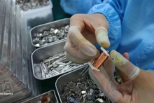 후에시 투하산업단지에 위치한 SANYOU VIETNAM 전자장비유한책임회사에서 전자 부품을 생산하는 모습. (사진: VNA)