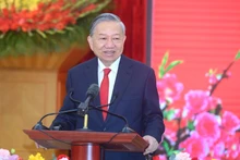 또 럼 당 서기장이 모임에서 연설을 하며 당 중앙위원회 사무국의 간부, 공무원 및 직원들에게 설날 인사를 전하고 있다. (사진: 당 코아)