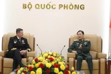 응우옌떤끄엉 베트남 인민군 총참모장 겸 국방부 차관(오른쪽)이 30일 오전 하노이에서 마크 해먼드 호주 해군참모총장을 접견하고 있다. (사진: qdnd.vn)