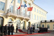 알렉산데르 스투브 핀란드 대통령 내외가 21일 베트남의 또 럼 당 서기장 내외를 위한 환영식을 주최했다. (사진: VNA)