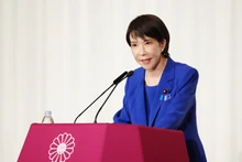 다카이치 사나에가 4일 일본 도쿄에 위치한 집권 자민당(LDP) 본부에서 열린 기자회견에서 발언하고 있다. (사진: 교도통신/베트남통신사)