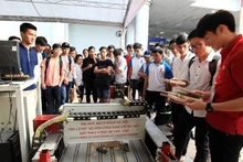 하노이과학기술대학교 기계공학연구소 제조기술학과에서 개발한 4축 밀링머신 BK CIM - CNC가 대학 창립 기념 과학기술 성과 전시회에 전시되고 있다. (사진: VNA)