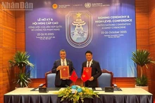 베트남 최고인민검찰청 응우옌 후이 띠엔 검찰총장과 압델라티프 와히비 모로코 법무장관이 베트남과 모로코 간 형사사법공조 협정에 서명하고 있다.