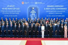 Luong Cuong 국가주석, 유엔 사무총장, 그리고 여러 국가의 지도자 및 대표들이 유엔 사이버범죄 방지 협약 서명식 개막식에 참석했다. (사진: Thuy Nguyen)