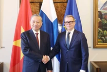 베트남 공산당 중앙위원회 또 럼 서기장(왼쪽)과 페테리 오르포 핀란드 총리가 21일 오후(현지시간) 헬싱키에서 회담을 가졌다. (사진: VNA)