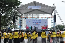 젊은 참가자들이 메인 무대 앞에서 전통 한국 놀이를 즐기고 있다.