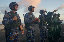 쯔엉사(Truong Sa)에서의 훈련 및 전투 대비 태세는 높은 수준으로 유지되고 있다. 이는 조국의 국경 수호와 제14차 전국당대회의 성공에 기여하고 있다. (사진: 쭝 훙)