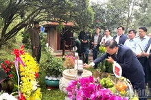 꽝찌 지도부, 보응우옌잡 장군에 경의. 