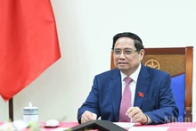 팜 민 찐 베트남 총리가 러시아 국영 원자력공사 로사톰의 알렉세이 리하체프 사장과 전화 통화를 하고 있다. (사진: NDO)