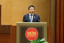 응우옌 반 탕 재무장관이 국회 제10차 회의에서 발언하고 있다. (사진: quochoi.vn)