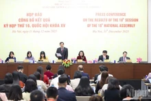 레 꽝 민 국회 사무총장 겸 사무처장이 제10차 국회 회기 결과를 발표하는 기자회견을 주재하고 있다. (사진: NDO)