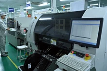 기술 노동자들이 생산 라인을 운영하고 있다. (사진: nhandan.vn).