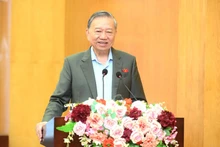 또 럼 당 서기장이 15일 하노이 11개 동의 유권자들과의 회의에서 발언하고 있다. (사진: NDO)