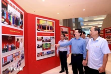 마이 반 찐(Mai Van Chinh) 부총리(오른쪽에서 두 번째)가 11일 전시회 준비 상황을 점검하고 있다. (사진: VNA)