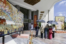 기네스 세계 기록에 등재된 대형 옻칠화 ‘호찌민 주석의 독립선언서 낭독’이 호찌민 박물관에 전시되어 국내외 미술 애호가들의 큰 관심을 끌고 있다.